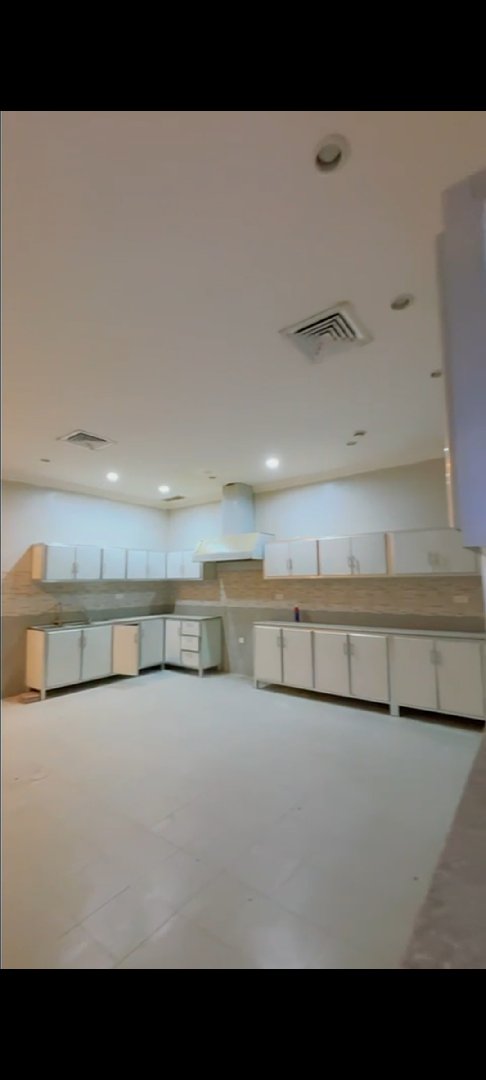 إعلان عن للبيع بيت في سلوي 1012 متر صالح للسكن موقع بطن وظهر علي سكه يتكون من دورين ونص وسرداب مراجعه 560 الف للاستفسار واتساب 96725110